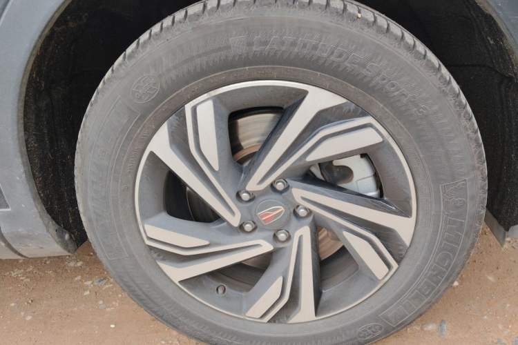 Used Hongqi HS5 2022 Revised Version 2.0T Smart Connect Flagship Edition Right Front Wheel Hub