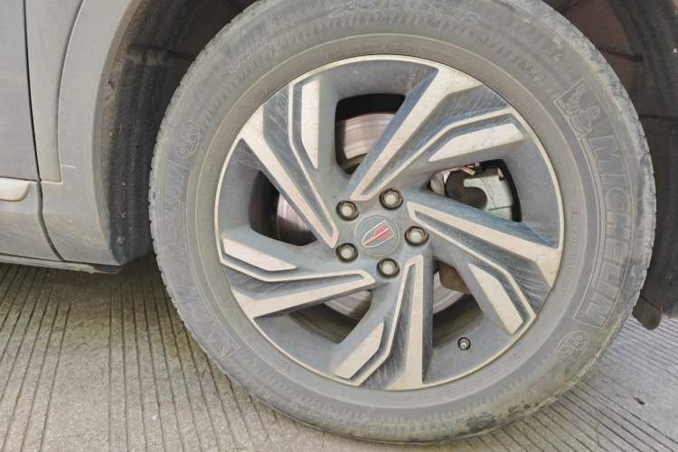 Used Hongqi HS5 2022 Revised Version 2.0T Smart Connect Flagship Edition Right Front Wheel Hub