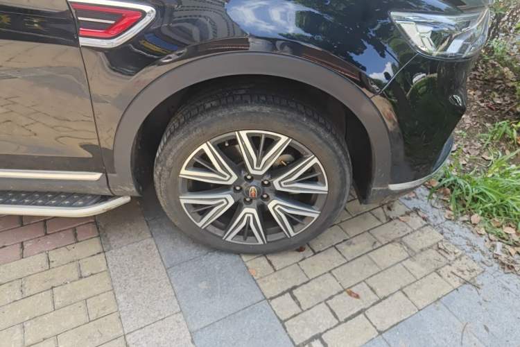 Used Hongqi HS5 2022 Facelifted Version 2.0T Smart Connect Flagship All-Wheel-Drive Edition Right Front Wheel Hub