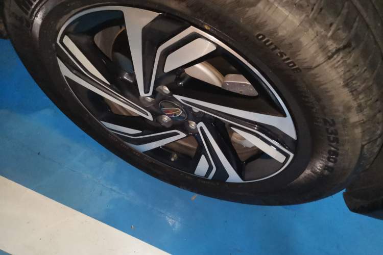 Used Hongqi HS5 2022 2.0T Smart Connect Flagship All-Wheel-Drive Version Right Front Wheel Hub