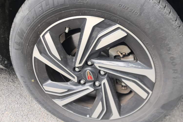 Used Hongqi HS5 2022 Revised Version 2.0T Smart Connect Flagship Edition Right Front Wheel Hub