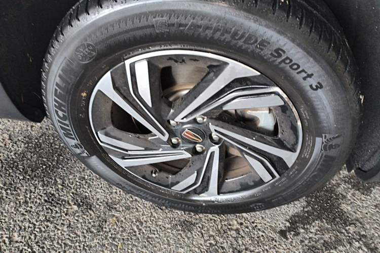Used Hongqi HS5 2022 2.0T Smart Connect Flagship Edition Right Front Wheel Hub