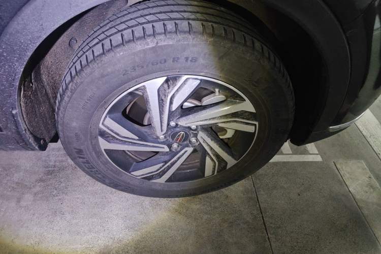 Used Hongqi HS5 2022 Revised Version 2.0T Smart Connect Flagship Edition Right Front Wheel Hub