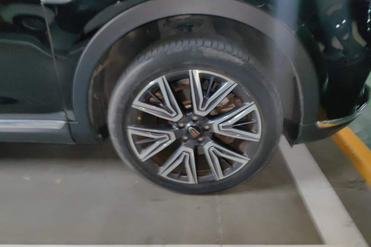 Used Hongqi HS5 2022 Facelifted Version 2.0T Smart Connect Flagship All-Wheel-Drive Edition Right Front Wheel Hub