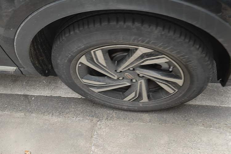 Used Hongqi HS5 2022 Revised Version 2.0T Smart Connect Flagship Edition Right Front Wheel Hub