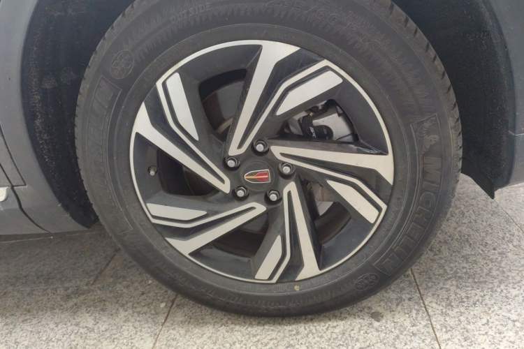 Used Hongqi HS5 2022 Revised Version 2.0T Smart Connect Flagship Edition Right Front Wheel Hub