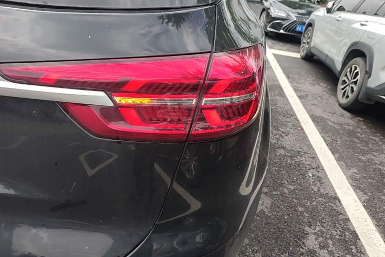 Used Hongqi HS5 2022 Revised Version 2.0T Smart Connect Flagship Edition Right Rear Taillight