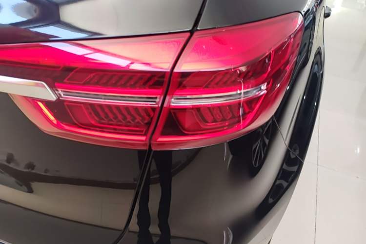 Used Hongqi HS5 2022 Facelifted Version 2.0T Smart Connect Flagship All-Wheel-Drive Edition Right Rear Taillight