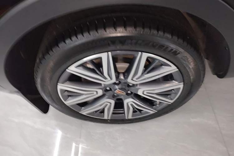 Used Hongqi HS5 2022 Facelifted Version 2.0T Smart Connect Flagship All-Wheel-Drive Edition Right Rear Wheel Hub
