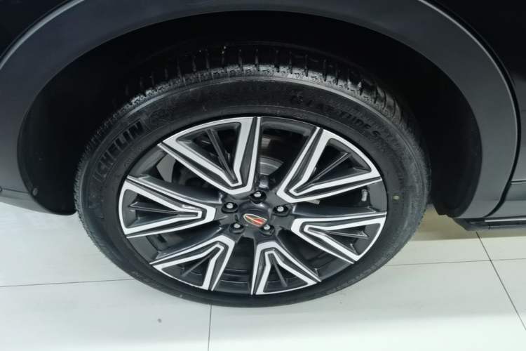 Used Hongqi HS5 2022 Facelifted Version 2.0T Smart Connect Flagship All-Wheel-Drive Edition Right Rear Wheel Hub