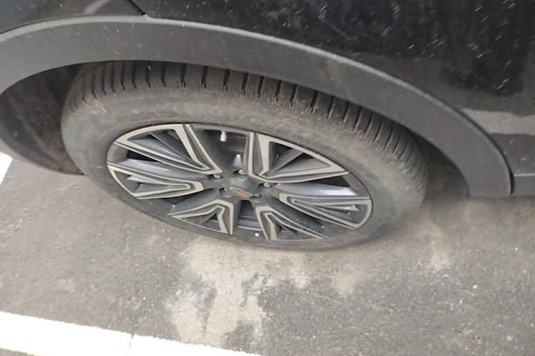 Used Hongqi HS5 2022 Facelifted Version 2.0T Smart Connect Flagship All-Wheel-Drive Edition Right Rear Wheel Hub