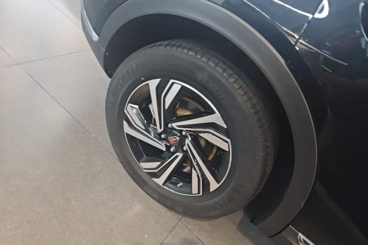 Used Hongqi HS5 2022 Revised Version 2.0T Smart Connect Flagship Edition Right Rear Wheel Hub