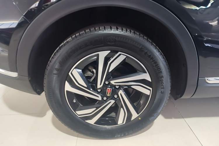 Used Hongqi HS5 2022 Revised Version 2.0T Smart Connect Flagship Edition Right Rear Wheel Hub