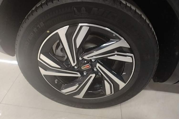 Used Hongqi HS5 2022 Revised Version 2.0T Smart Connect Flagship Edition Right Rear Wheel Hub