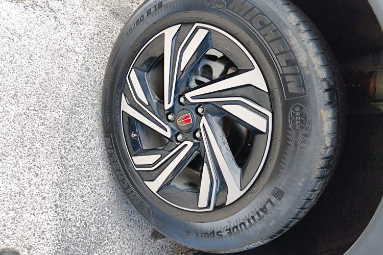 Used Hongqi HS5 2022 Revised Version 2.0T Smart Connect Flagship Edition Right Rear Wheel Hub