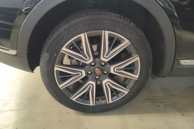 Used Hongqi HS5 2022 Facelifted Version 2.0T Smart Connect Flagship All-Wheel-Drive Edition Right Rear Wheel Hub