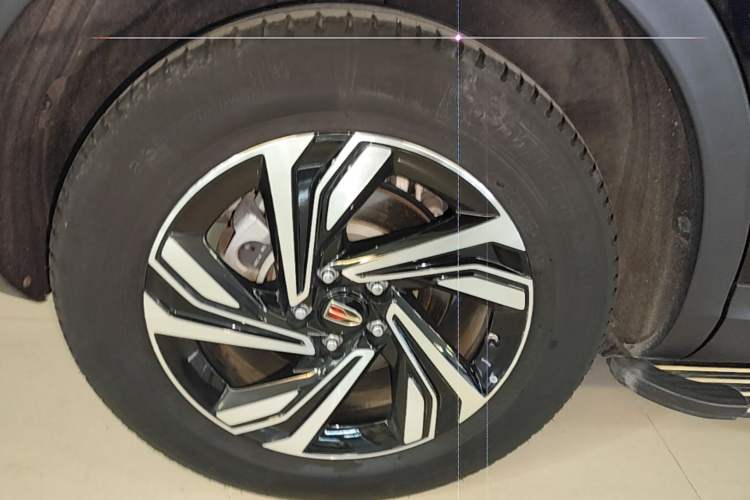 Used Hongqi HS5 2022 Revised Version 2.0T Smart Connect Flagship Edition Right Rear Wheel Hub