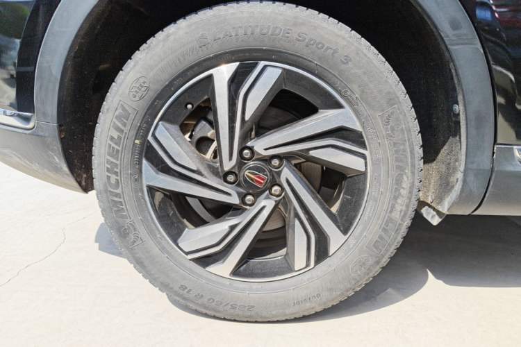 Used Hongqi HS5 2022 Revised Version 2.0T Smart Connect Flagship Edition Right Rear Wheel Hub