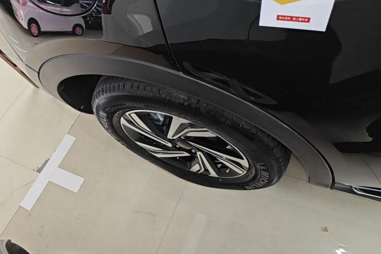 Used Hongqi HS5 2022 Revised Version 2.0T Smart Connect Flagship Edition Right Rear Wheel Hub
