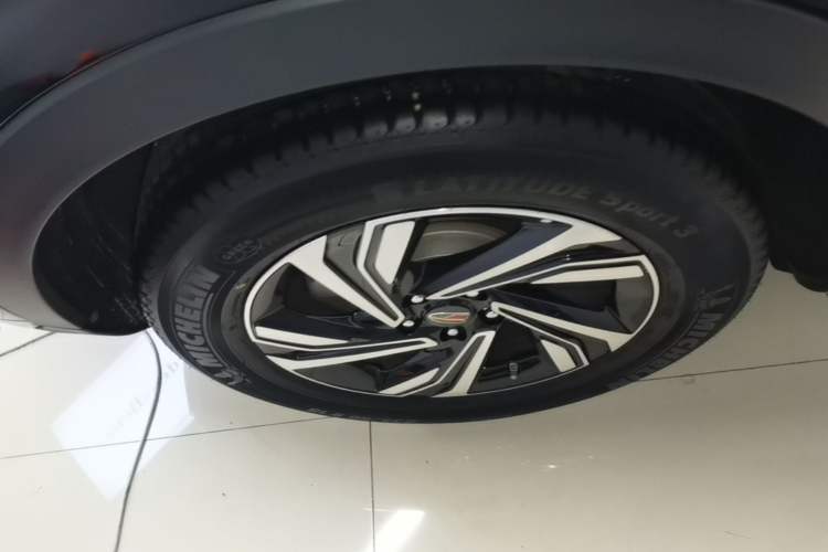 Used Hongqi HS5 2022 Revised Version 2.0T Smart Connect Flagship Edition Right Rear Wheel Hub