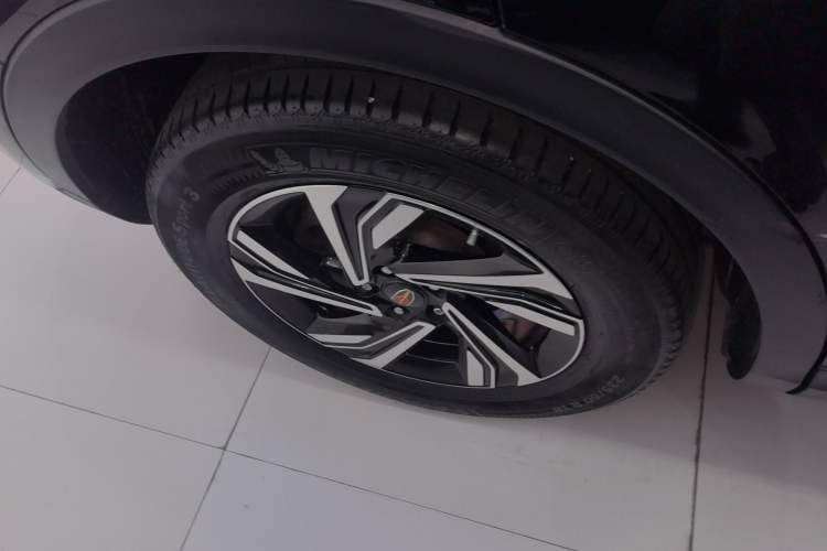 Used Hongqi HS5 2022 Revised Version 2.0T Smart Connect Flagship Edition Right Rear Wheel Hub