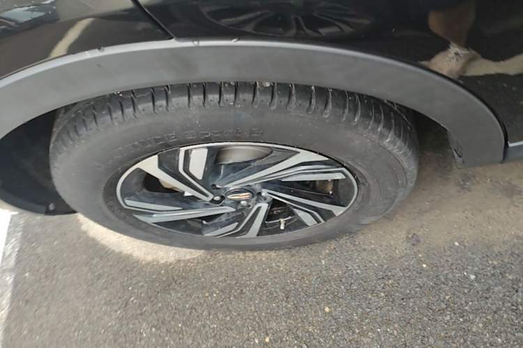 Used Hongqi HS5 2022 Revised Version 2.0T Smart Connect Flagship Edition Right Rear Wheel Hub