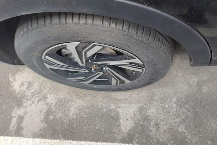 Used Hongqi HS5 2022 Revised Version 2.0T Smart Connect Flagship Edition Right Rear Wheel Hub