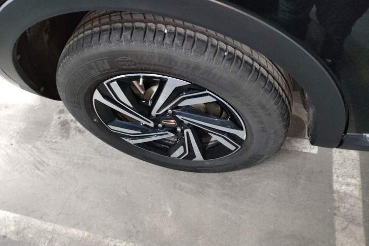 Used Hongqi HS5 2022 Revised Version 2.0T Smart Connect Flagship Edition Right Rear Wheel Hub