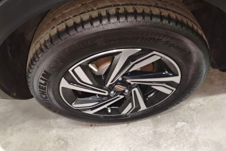 Used Hongqi HS5 2022 Revised Version 2.0T Smart Connect Flagship Edition Right Rear Wheel Hub