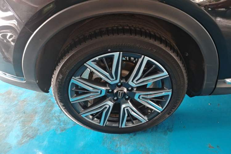 Used Hongqi HS5 2022 Facelifted Version 2.0T Smart Connect Flagship All-Wheel-Drive Edition Right Rear Wheel Hub