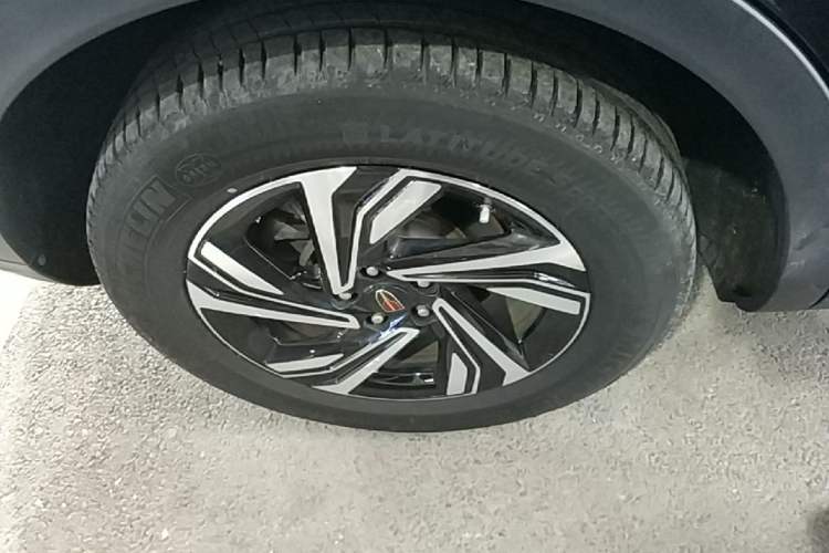 Used Hongqi HS5 2022 Revised Version 2.0T Smart Connect Flagship Edition Right Rear Wheel Hub