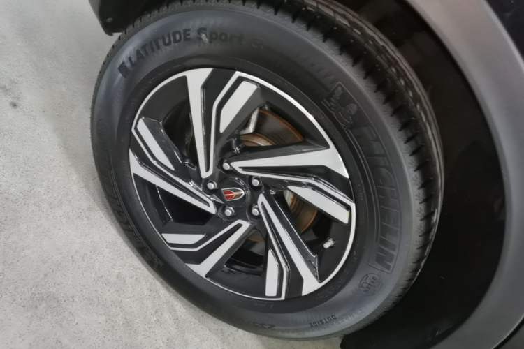 Used Hongqi HS5 2022 Revised Version 2.0T Smart Connect Flagship Edition Right Rear Wheel Hub
