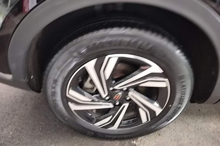 Used Hongqi HS5 2022 Revised Version 2.0T Smart Connect Flagship Edition Right Rear Wheel Hub