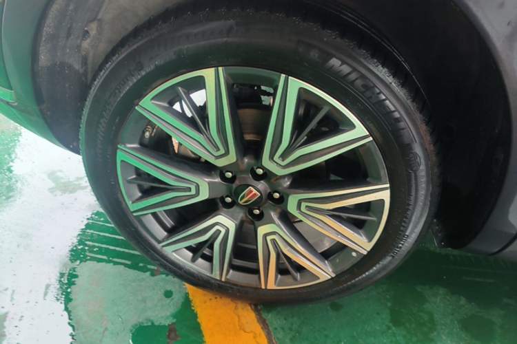 Used Hongqi HS5 2022 Facelifted Version 2.0T Smart Connect Flagship All-Wheel-Drive Edition Right Rear Wheel Hub