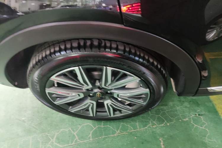 Used Hongqi HS5 2022 Facelifted Version 2.0T Smart Connect Flagship All-Wheel-Drive Edition Right Rear Wheel Hub