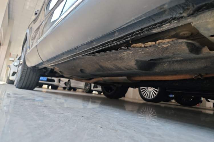 Used Hongqi HS5 2022 Facelifted Version 2.0T Smart Connect Flagship All-Wheel-Drive Edition Right Side Sill