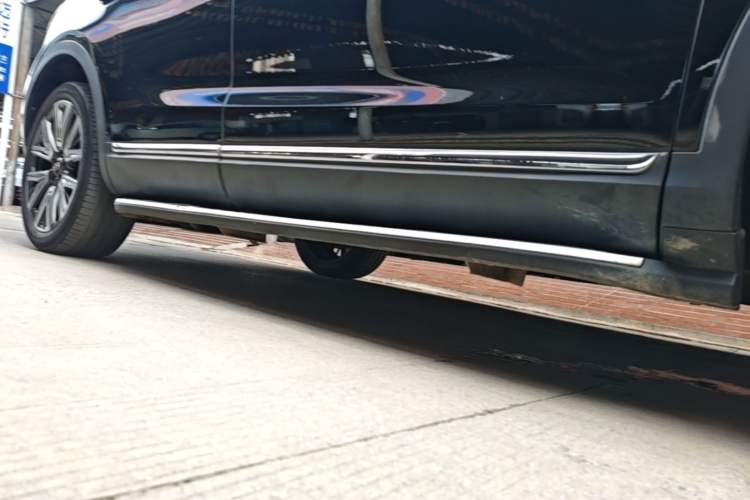 Used Hongqi HS5 2022 Facelifted Version 2.0T Smart Connect Flagship All-Wheel-Drive Edition Right Side Sill
