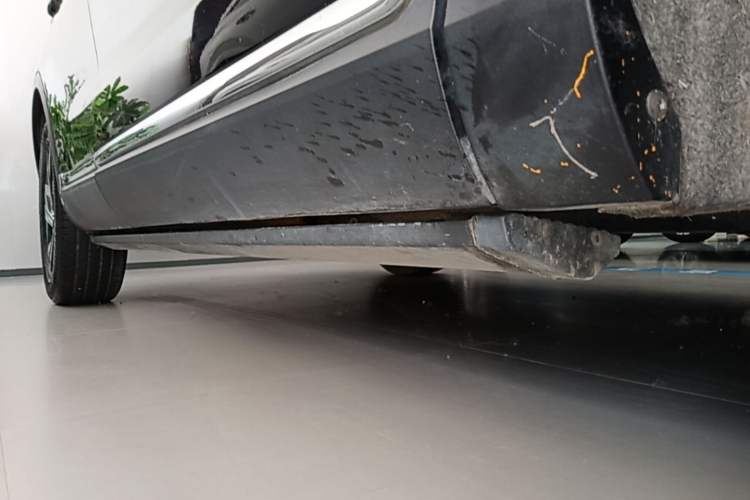 Used Hongqi HS5 2022 Revised Version 2.0T Smart Connect Flagship Edition Right Side Sill