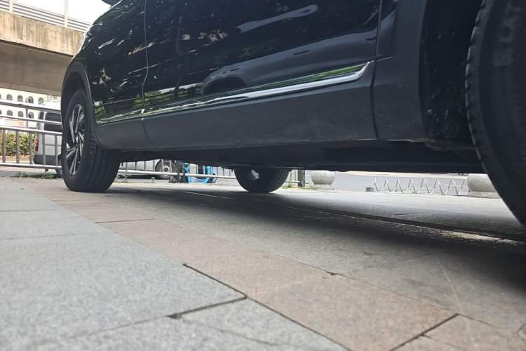 Used Hongqi HS5 2022 Revised Version 2.0T Smart Connect Flagship Edition Right Side Sill