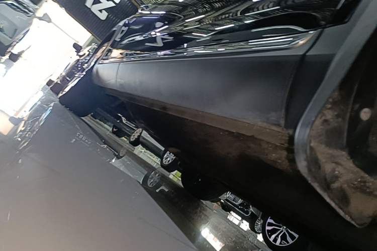 Used Hongqi HS5 2022 Facelifted Version 2.0T Smart Connect Flagship All-Wheel-Drive Edition Right Side Sill