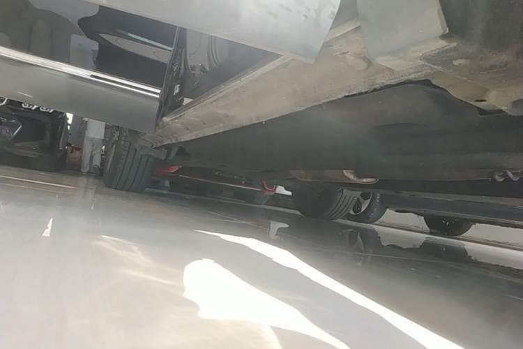 Used Hongqi HS5 2022 Facelifted Version 2.0T Smart Connect Flagship All-Wheel-Drive Edition Right Side Sill