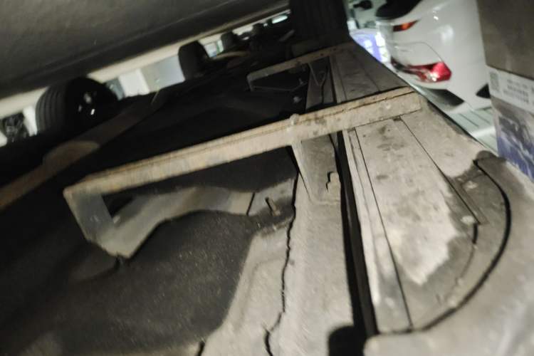 Used Hongqi HS5 2022 2.0T Smart Connect Flagship All-Wheel-Drive Version Right Side Sill