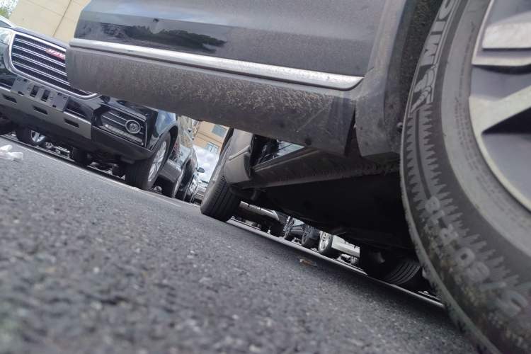 Used Hongqi HS5 2022 Revised Version 2.0T Smart Connect Flagship Edition Right Side Sill