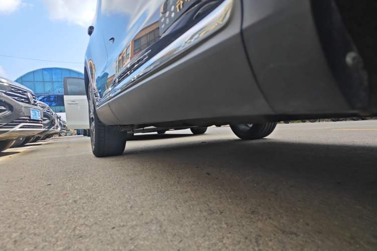 Used Hongqi HS5 2022 Facelifted Version 2.0T Smart Connect Flagship All-Wheel-Drive Edition Right Side Sill