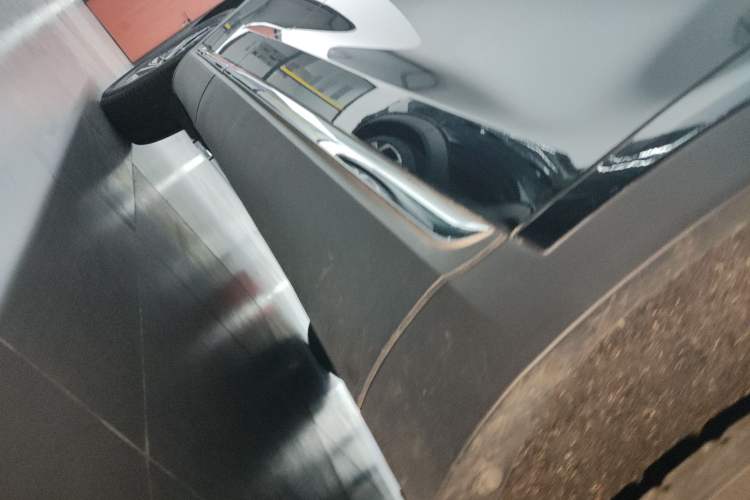 Used Hongqi HS5 2022 Revised Version 2.0T Smart Connect Flagship Edition Right Side Sill