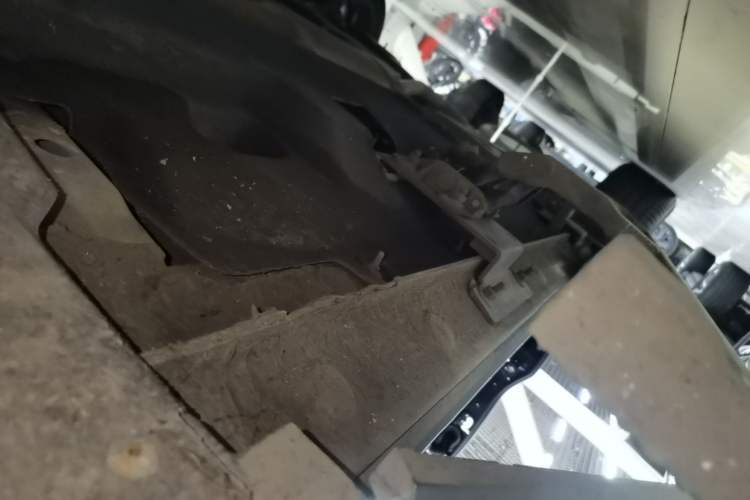 Used Hongqi HS5 2022 Facelifted Version 2.0T Smart Connect Flagship All-Wheel-Drive Edition Right Side Sill
