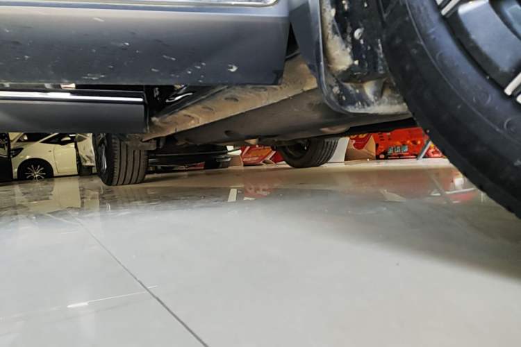 Used Hongqi HS5 2022 Facelifted Version 2.0T Smart Connect Flagship All-Wheel-Drive Edition Right Side Sill