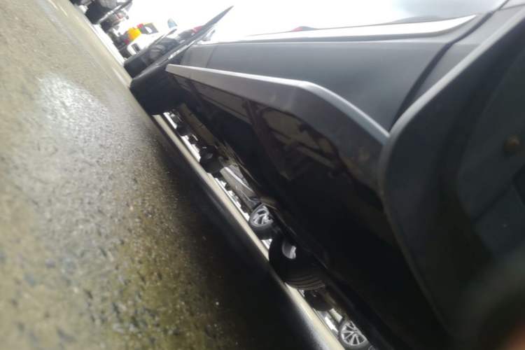 Used Hongqi HS5 2022 Revised Version 2.0T Smart Connect Flagship Edition Right Side Sill
