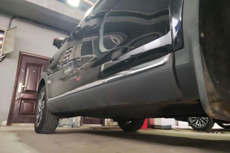 Used Hongqi HS5 2022 2.0T Smart Connect Flagship Enjoyment Purchase Edition Right Side Sill