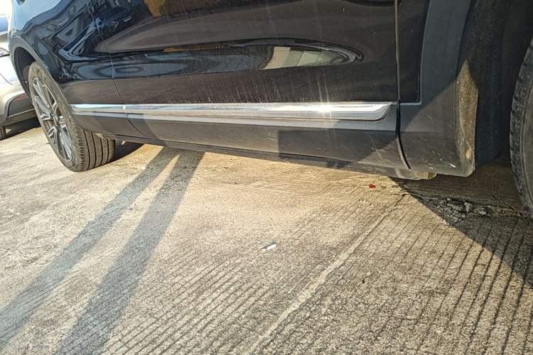Used Hongqi HS5 2022 Facelifted Version 2.0T Smart Connect Flagship All-Wheel-Drive Edition Right Side Sill